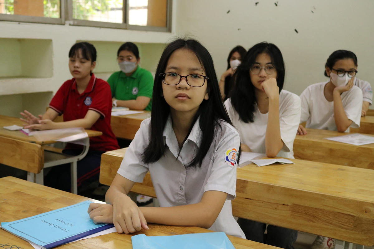 Năm nay là năm thành phố có số lượng thí sinh thi vào lớp 10 tăng cao. Trước lo lắng của phụ huynh và thí sinh, bà Ngọc đưa lời khuyên, thí sinh nên bình tĩnh, giữ gìn sức khỏe để làm bài thi đạt kết quả tốt nhất.