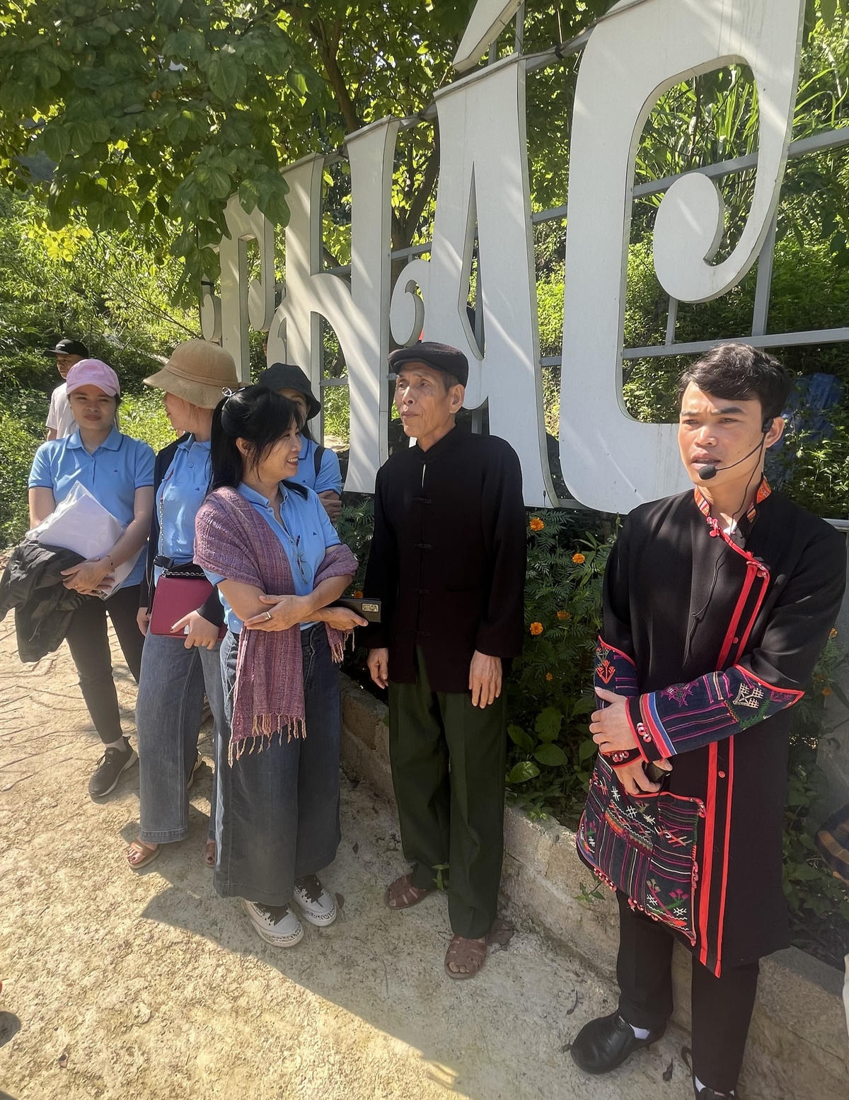 Ngay ở thác thứ nhất du khách được già làng bản Nà Chá và hướng dẫn viên du lịch kể về sự tích Thác Nàng Tiên.