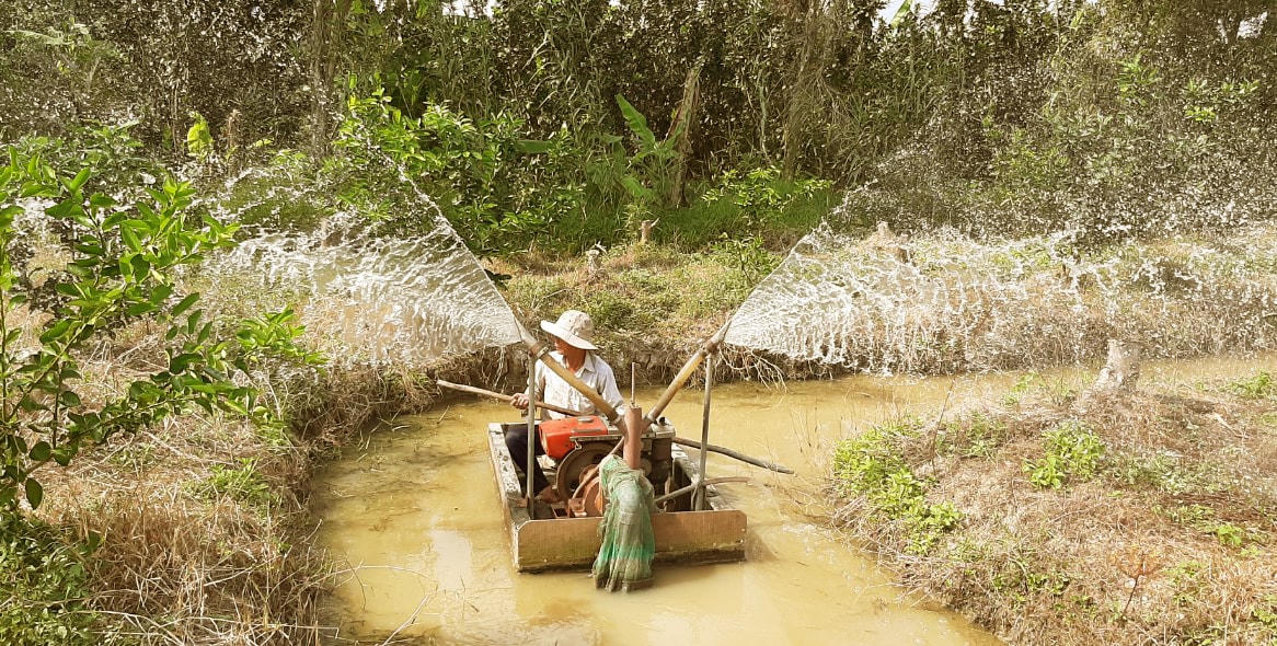 Nông dân tỉnh Vĩnh Long tích cực bơm nước cho cây mùa khô. Ảnh: Quốc Trung.