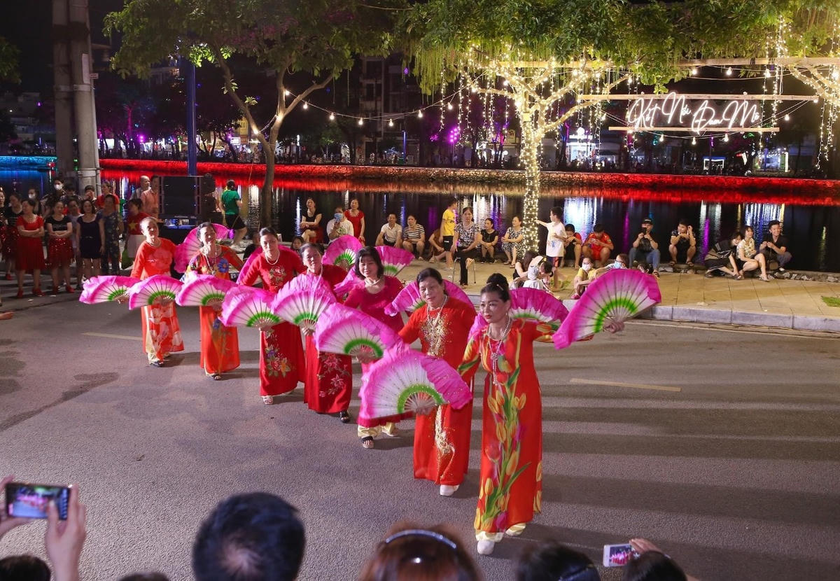 Hội viên Câu lạc bộ thơ Phú Lương, thành phố Hải Dương múa bài Đảng đã cho ta một mùa xuân tại phố đi bộ, chợ đêm Bạch Đằng, TP Hải Dương. Ảnh: Phạm Quốc Bính.