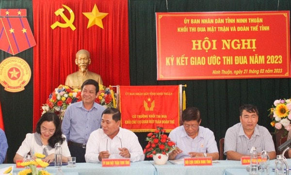 Các đơn vị trong Khối thi đua Mặt trận - Đoàn thể tỉnh Ninh Thuận ký kết giao ước thi đua năm 2023. 