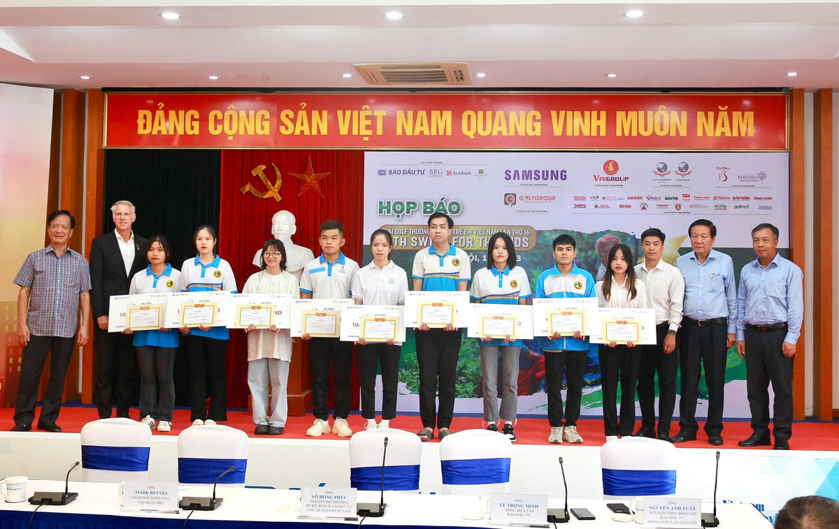 Ban Tổ chức đã trao 5 suất học bổng toàn phần năm 2023, trị giá 10 triệu đồng/suất cho 5 sinh viên và 5 suất học bổng trị giá 6 triệu đồng/ suất cho 5 em học sinh.