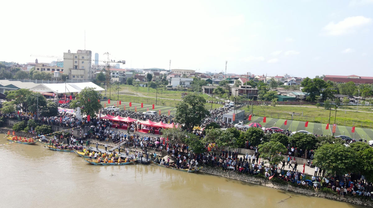 Người dân đến xem, cổ vũ rất đông.