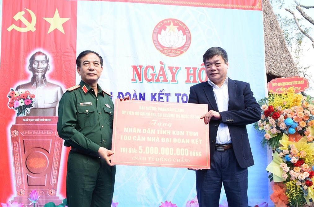 Đại tướng Phan Văn Giang, Ủy viên Bộ Chính trị, Phó bí thư Quân ủy Trung ương, Bộ trưởng Bộ Quốc phòng trao 100 căn “Nhà Đại đoàn kết” cho các gia đình còn khó khăn về nhà ở tại tỉnh Kon Tum.
