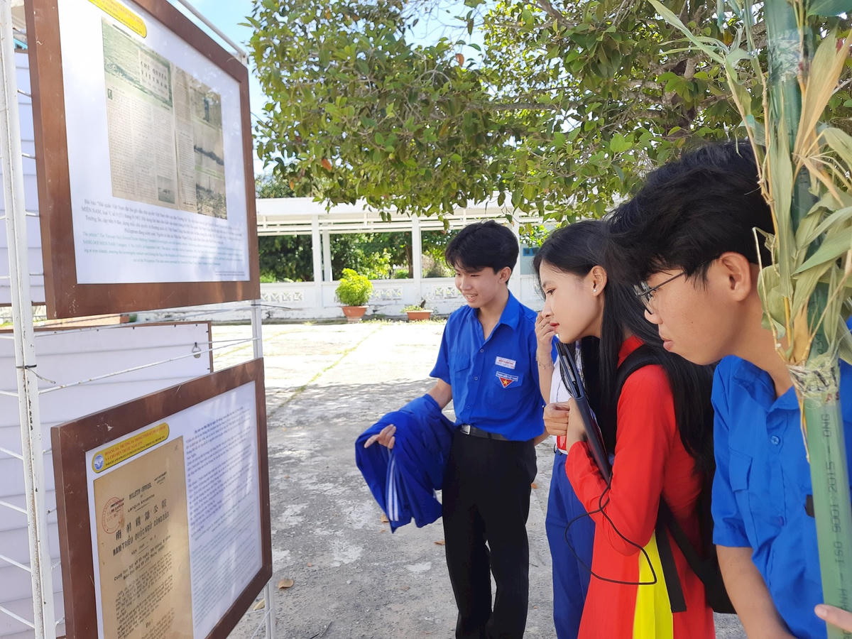 Các em học sinh xem trưng bày triển lãm bản đồ “Hoàng Sa, Trường Sa của Việt Nam - Những bằng chứng lịch sử và pháp lý”