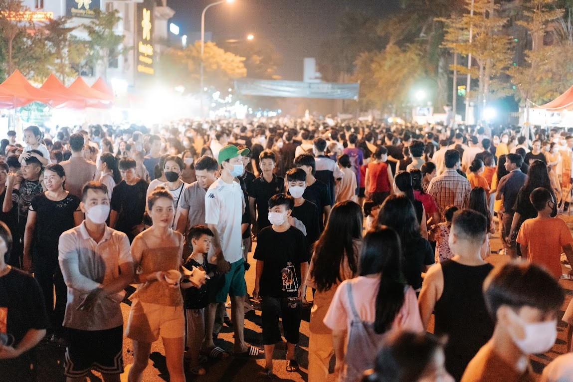 Du khách đến từ nhiều địa phương đã đổ về tham dự phiên chợ đêm và phố đi bộ TP Hà Tĩnh. 