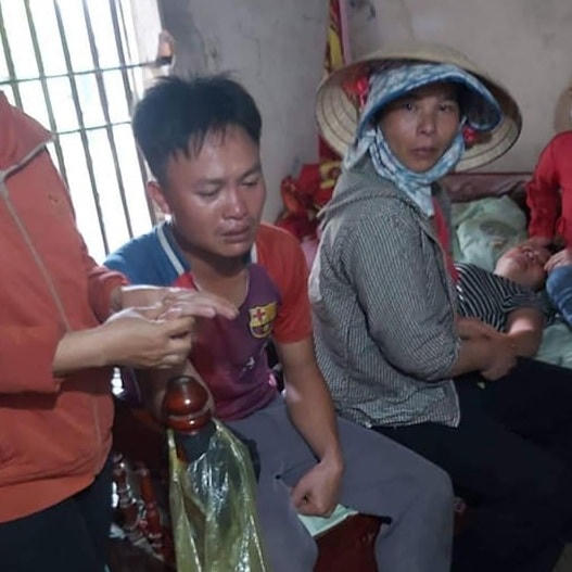 Người bố ngã gục, người mẹ liên tục khóc ngất trước sự ra đi đột ngột của 2 con.