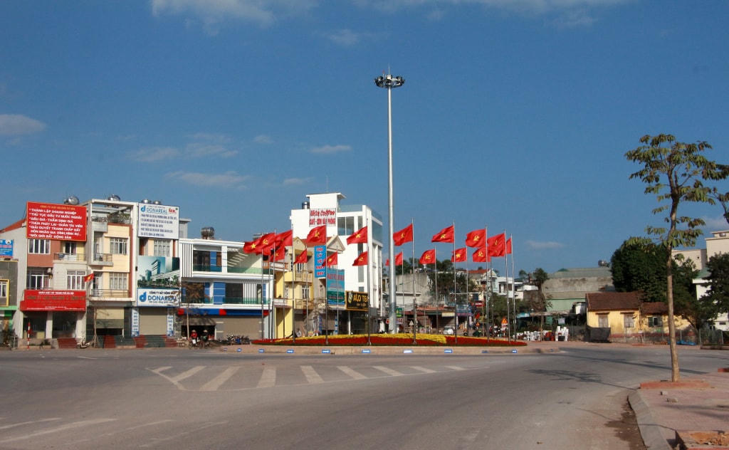 Các tuyến đường giao thông trên địa bàn huyện Vân Đồn được đầu tư khang trang. Ảnh: QMG.