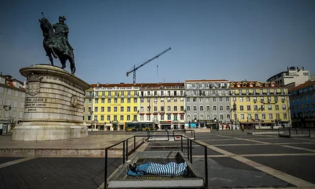 Một người vô gia cư ngủ ở Quảng trường Figueira, Lisbon. 