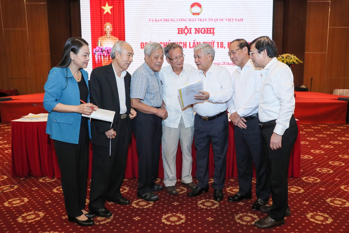 Chủ tịch Đỗ Văn Chiến trao đổi cùng các đại biểu tham dự Hội nghị. Ảnh: Quang Vinh.