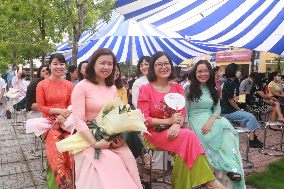 Các giáo viên chủ nhiệm lớp 10 năm học 2022-2023 rộng ràng trong ngày ra mắt phụ huynh, học sinh.