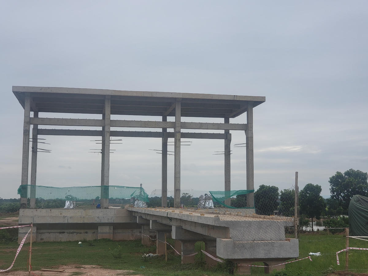 Giá trúng thầu là hơn 116,568 tỉ đồng. Thời điểm ký hợp đồng vào tháng 4/2021, thời gian thực hiện hợp đồng trong vòng 12 tháng. Tuy nhiên, đến nay, đã quá thời hạn  thực hiện gói thầu này hơn một năm, dự án vẫn chưa hoàn thành. Được biết, trước đó doanh nghiệp đứng đầu liên danh thực hiện gói thầu CW01, Công ty Cổ phần Xây dựng Minh Anh dính nhiều tai tiếng trong các dự án lĩnh vực nông nghiệp. Ảnh: Công trường gói thầu CW06 (cung cấp, lắp đặt thiết bị, xây dựng trạm bơm tiêu Nguyệt Đức).