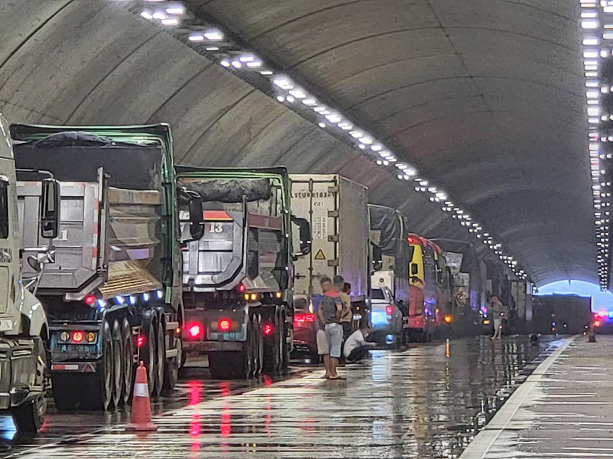 Phương tiện ách tắc tại đoạn hầm Núi Eo trên cao tốc Đà Nẵng - Quảng Ngãi.