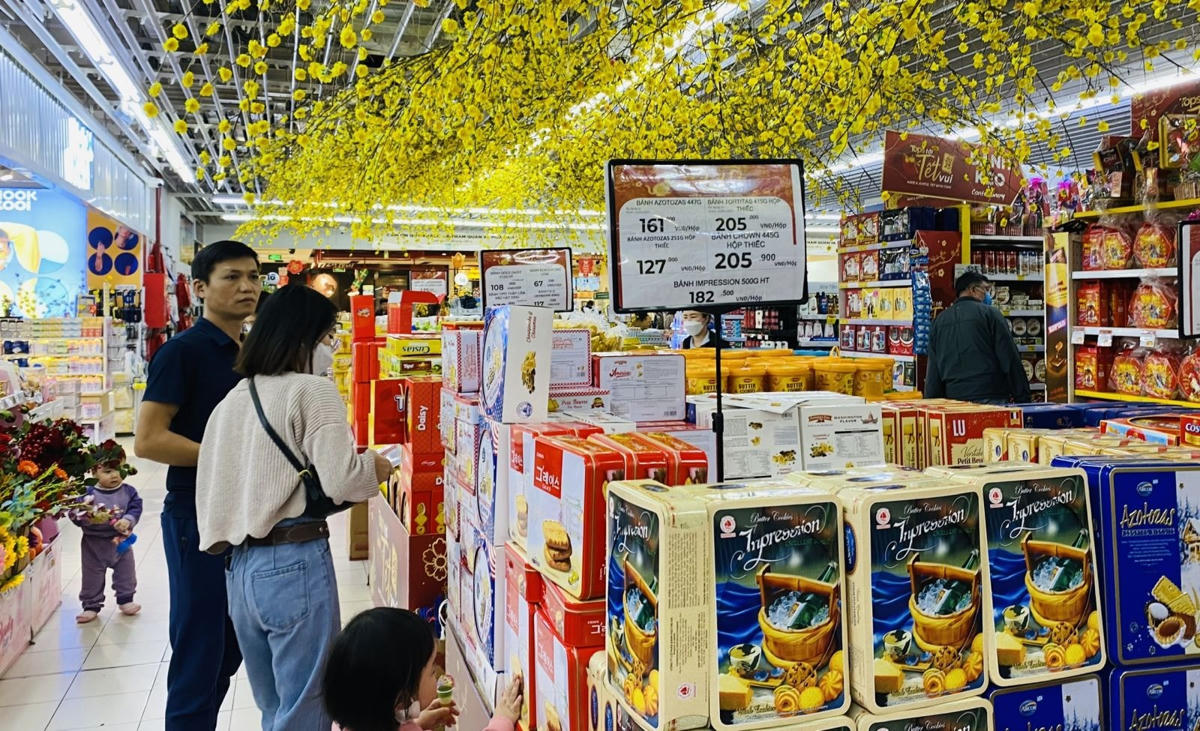 Thị trường trong nước với nguồn hàng phong phú, giá cả cạnh tranh mang lại nhiều cơ hội mua sắm cho người dân. Ảnh: Quang Vinh.