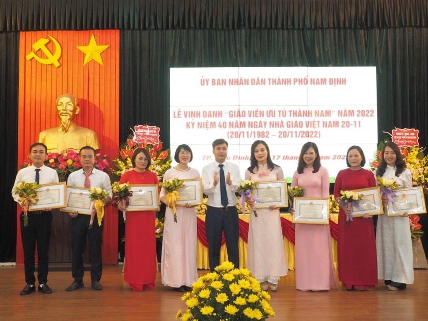 Tỉnh Nam Định luôn chú trọng phát triển đội ngũ cán bộ, giáo viên, cả về số lượng, chất lượng. Trong ảnh: TP Nam Định vinh danh các nhà giáo ưu tú.