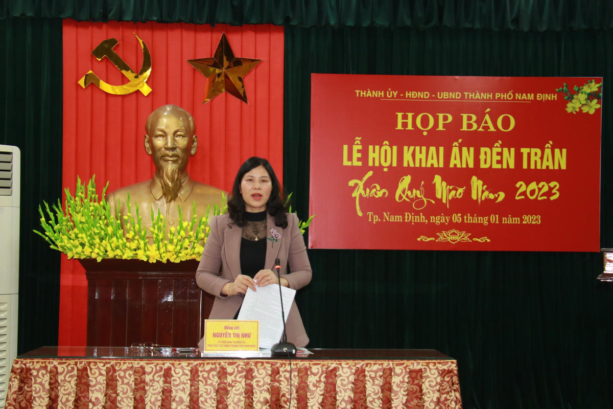 Phó Chủ tịch Thường trực UBND TP Nam Định thông tin tại buổi họp báo.