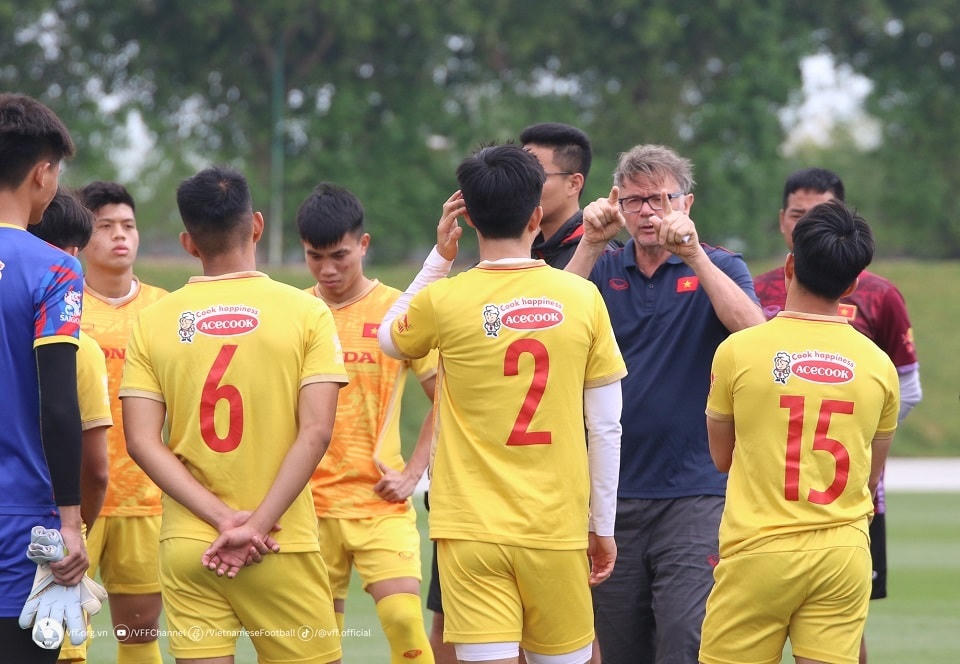HLV Philippe Troussier nói lời chia tay với 7 cầu thủ (Ảnh: VFF).