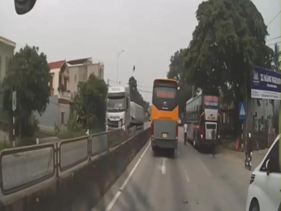 Sau khi đã vượt lên phía trước, để 'trả đũa', nhà xe Nhuận Năm huy động thêm xe khách để chắn ngang đường, không cho xe An Bình Tâm đi qua.