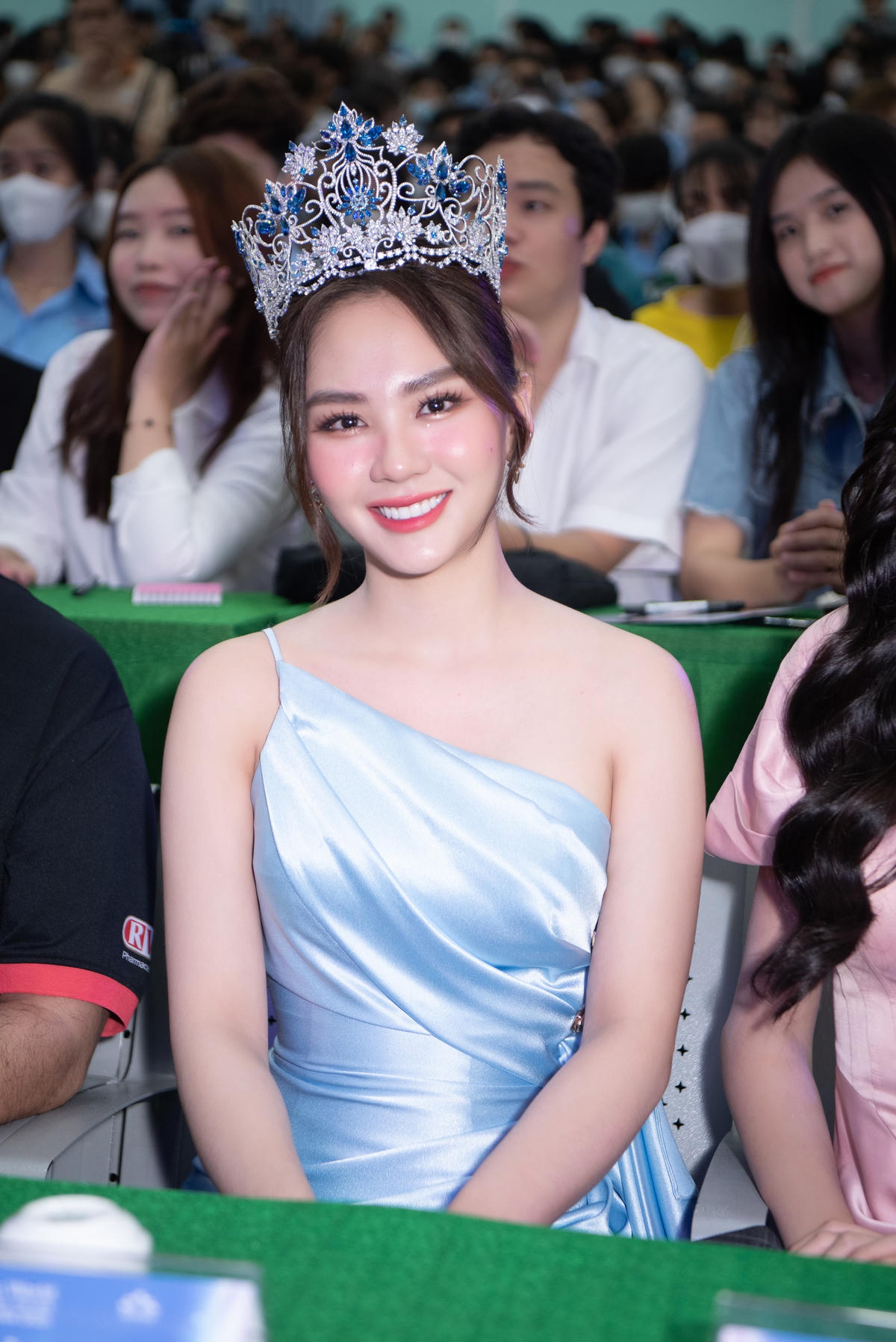 “Với tôi, câu trả lời về bằng cấp có quan trọng hay không sẽ phụ thuộc vào sự lựa chọn và mục tiêu của riêng mỗi người. Hãy học bằng mọi cách để tiếp cận tri thức một cách đúng đắn và trọn vẹn”, nàng Hậu khẳng định. 