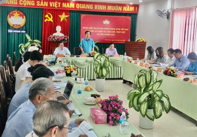 Quang cảnh buổi làm việc.