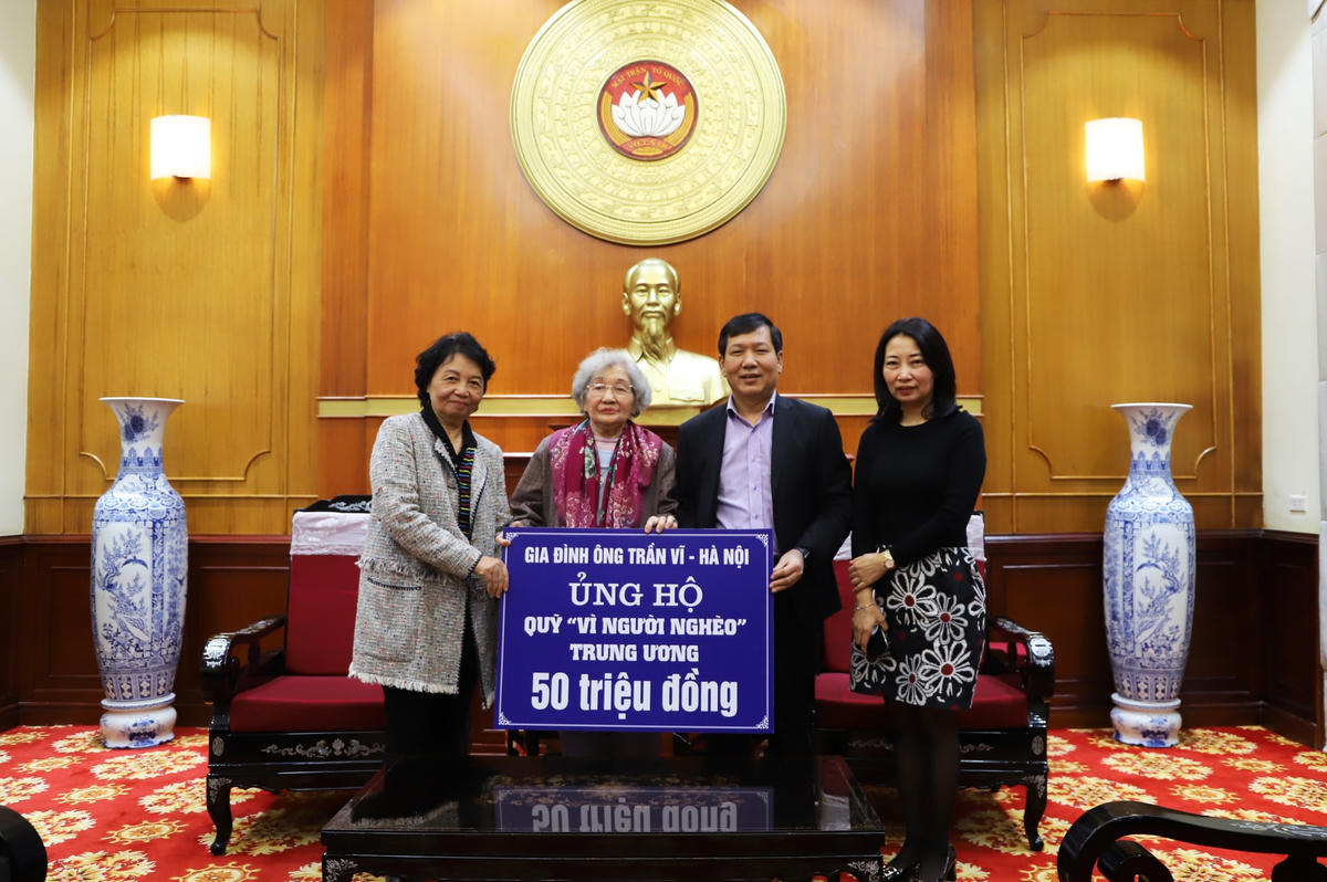Ông Trần Văn Sinh, Trưởng ban Phong trào, UBTƯ MTTQ Việt Nam đã tiếp nhận ủng hộ từ gia đình ông Trần Vĩ (Hà Nội).