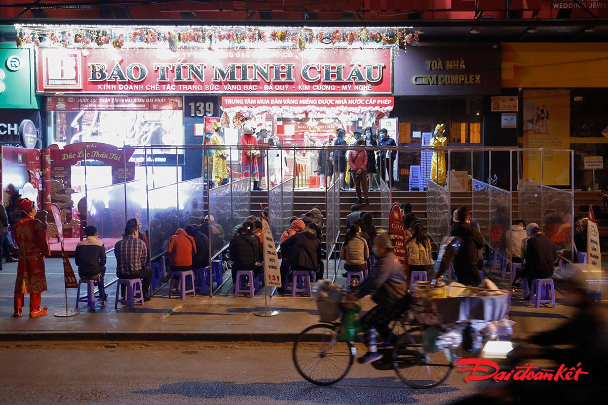 Nhiều người đến xếp hàng để mua vàng từ rất sớm tại Bảo Tín Minh Châu, Cầu Giấy.