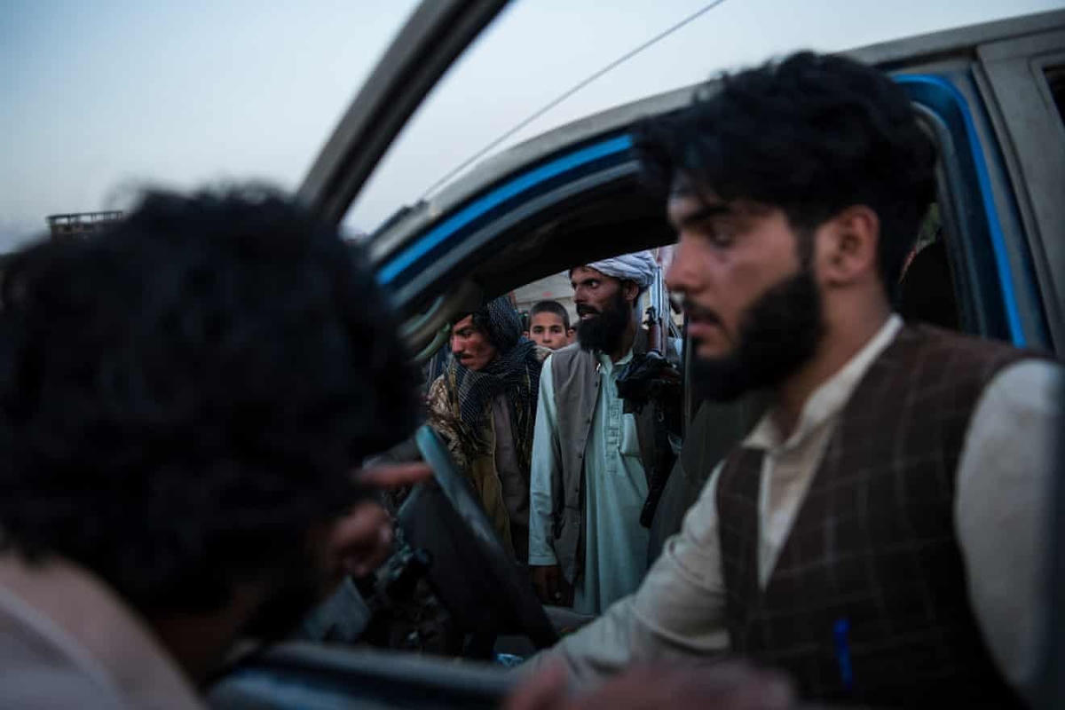 Các tay súng Taliban từ Paktika cố gắng khởi động các phương tiện bị bắt giữ từ một đơn vị lực lượng đặc biệt mà được cho là đơn vị bán quân sự 01 do CIA hậu thuẫn. (Ảnh: Andrew Quilty)