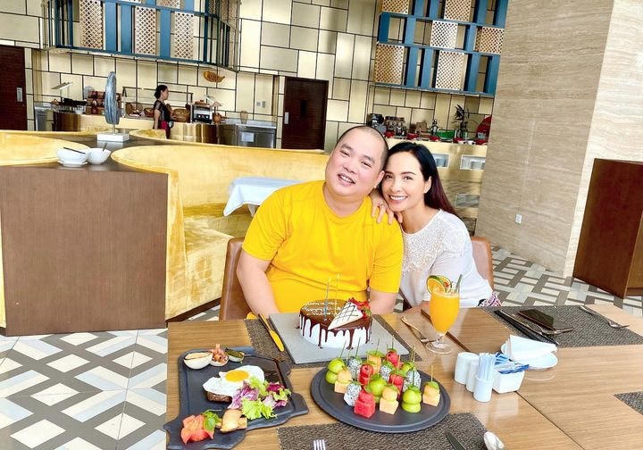 Cựu người mẫu Thúy Hạnh tổ chức sinh nhật cho ông xã Minh Khang ở một nơi xa… nhà hai vợ chồng cô vẫn đang bị mắc kẹt ở Phú Quốc: “Ngày sinh nhật thật đáng nhớ của ông xã năm nay”.