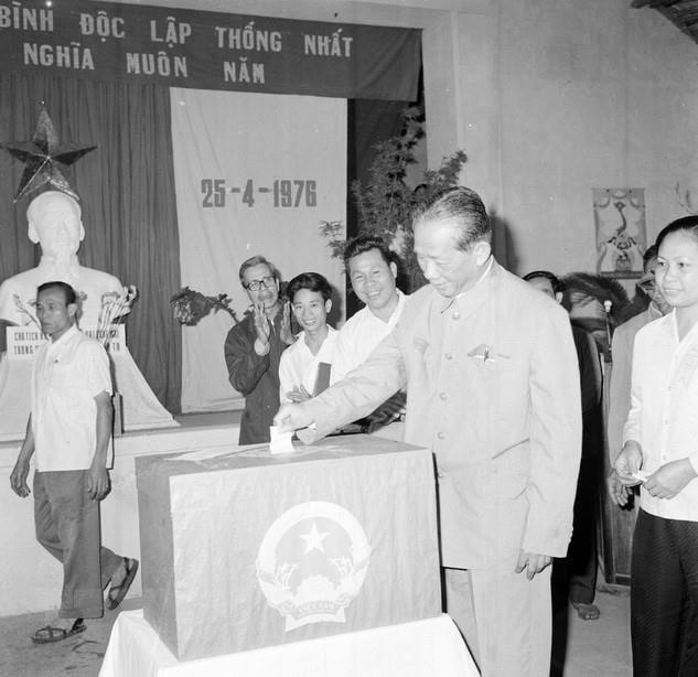 Sáng 25/4/1976, đồng chí Lê Duẩn, Bí thư thứ nhất Ban Chấp hành Trung ương Đảng đến bỏ phiếu tại hòm phiếu số 30, khu vực 1, khu phố Ba Đình (Hà Nội). (Ảnh: Văn Bảo/TTXVN).