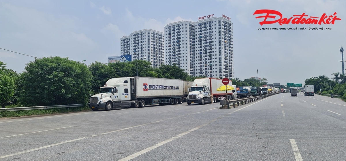 Theo ghi nhận của PV Đại Đoàn Kết, trong sáng ngày 25/7 hàng ngàn phương tiện không đủ điều kiện vào thành phố phải quay đầu.