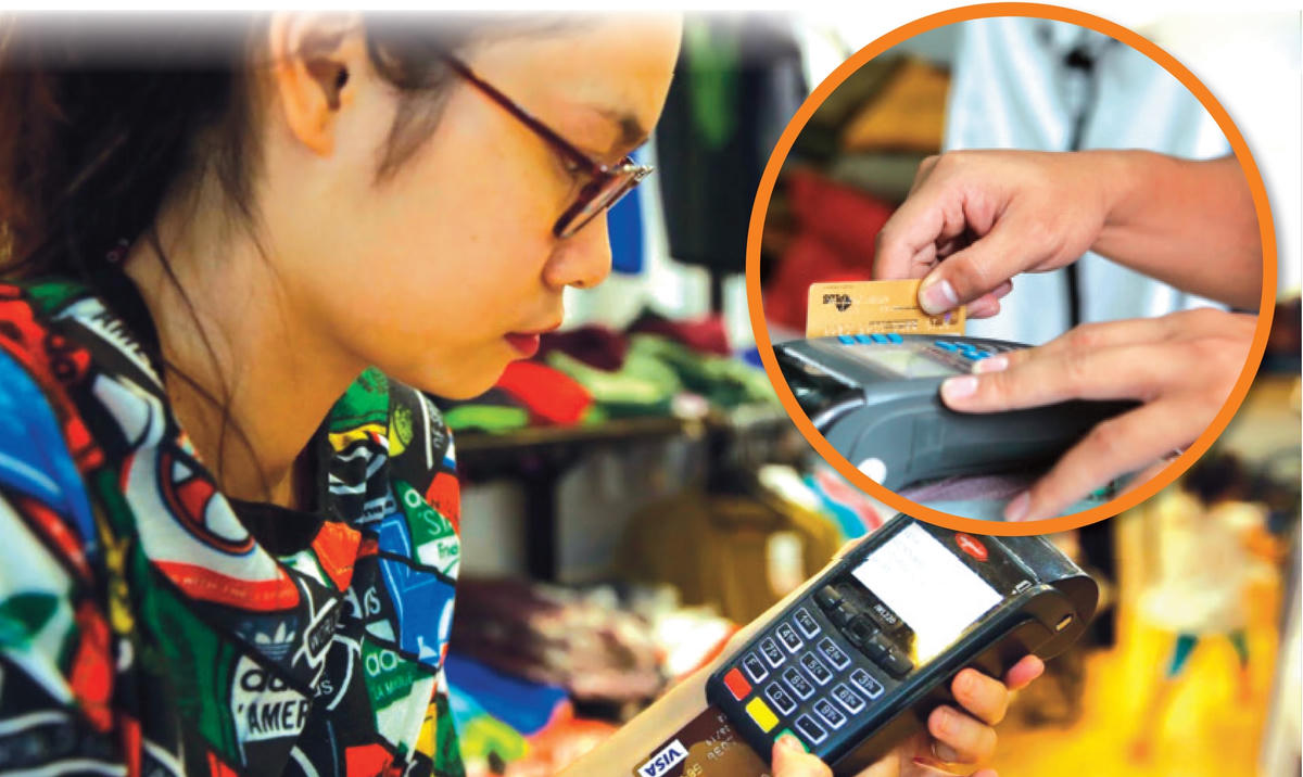 Lợi ích của thanh toán không tiền mặt là rất rõ ràng. Ảnh: Quang Vinh.