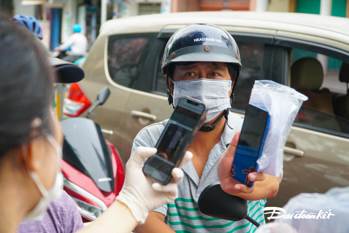 [ẢNH] Người dân vất vả khai báo ‘di biến động dân cư'