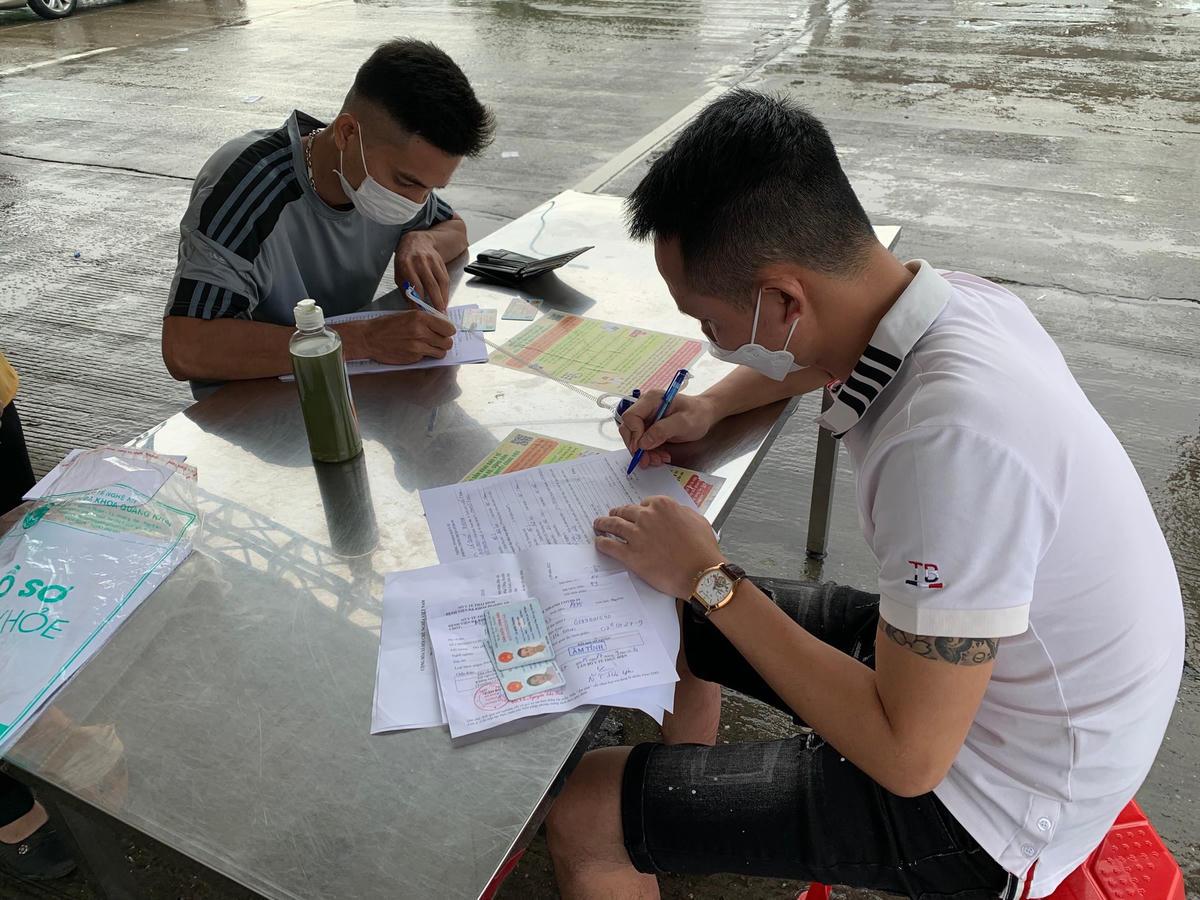 Kể cả những người trẻ thạo công nghệ thông tin nhưng vẫn khai báo qua bản khai giấy in. Ảnh: Lê Việt.
