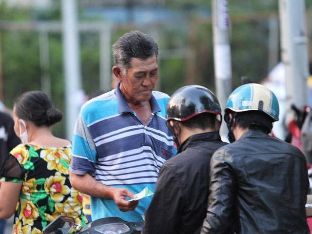 Giá vé chợ đen được thét gấp đôi, hơn gấp đôi giá gốc, vẫn bán rất chạy.  