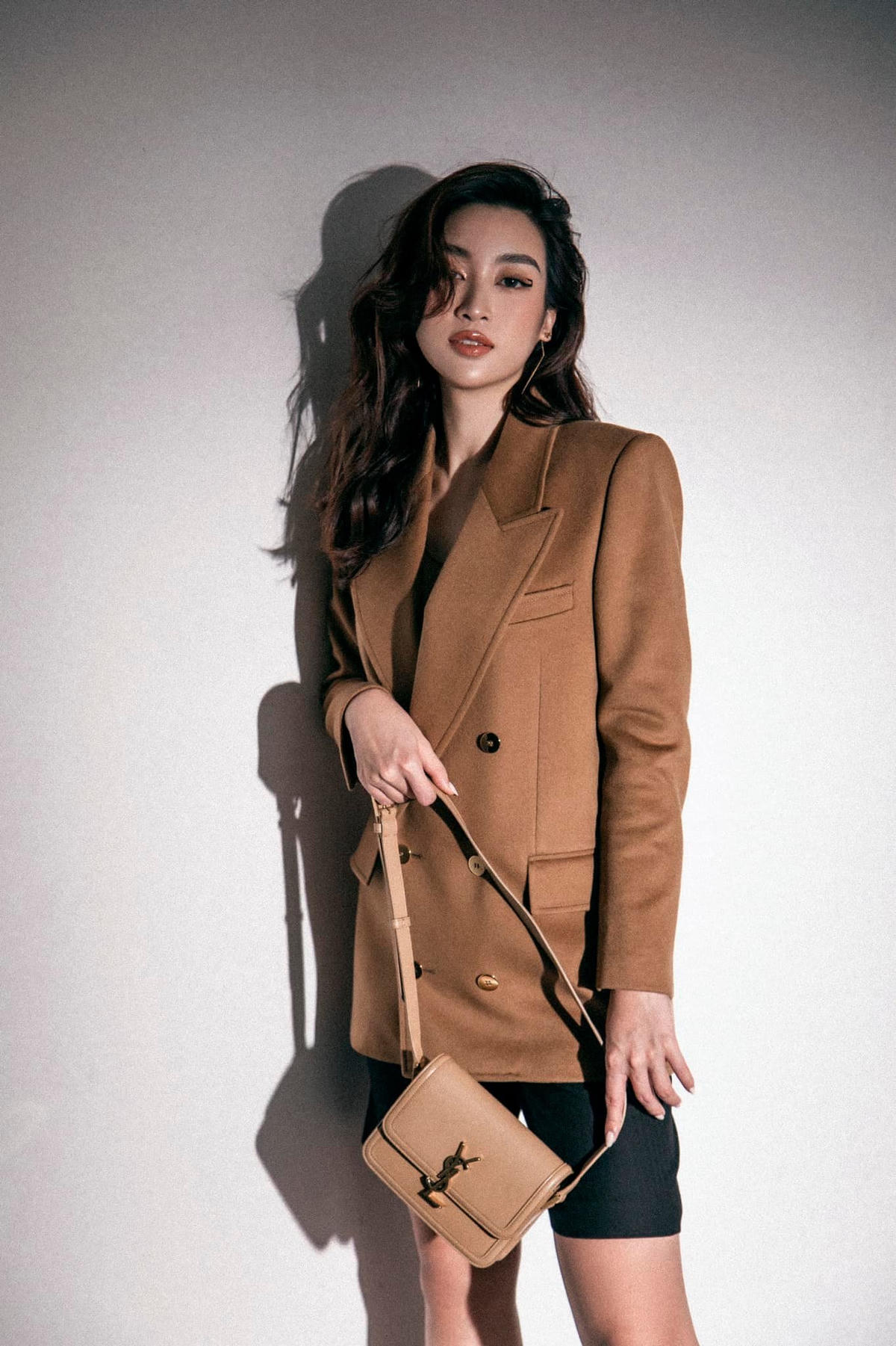 Thanh lịch trong set vest thế nhưng Đỗ Mỹ Linh vẫn sexy, quyến rũ với thiết kế xẻ ngực nhẹ nhàng. Cô ghi điểm tuyệt đối nhờ phong cách ăn mặc tinh tế.