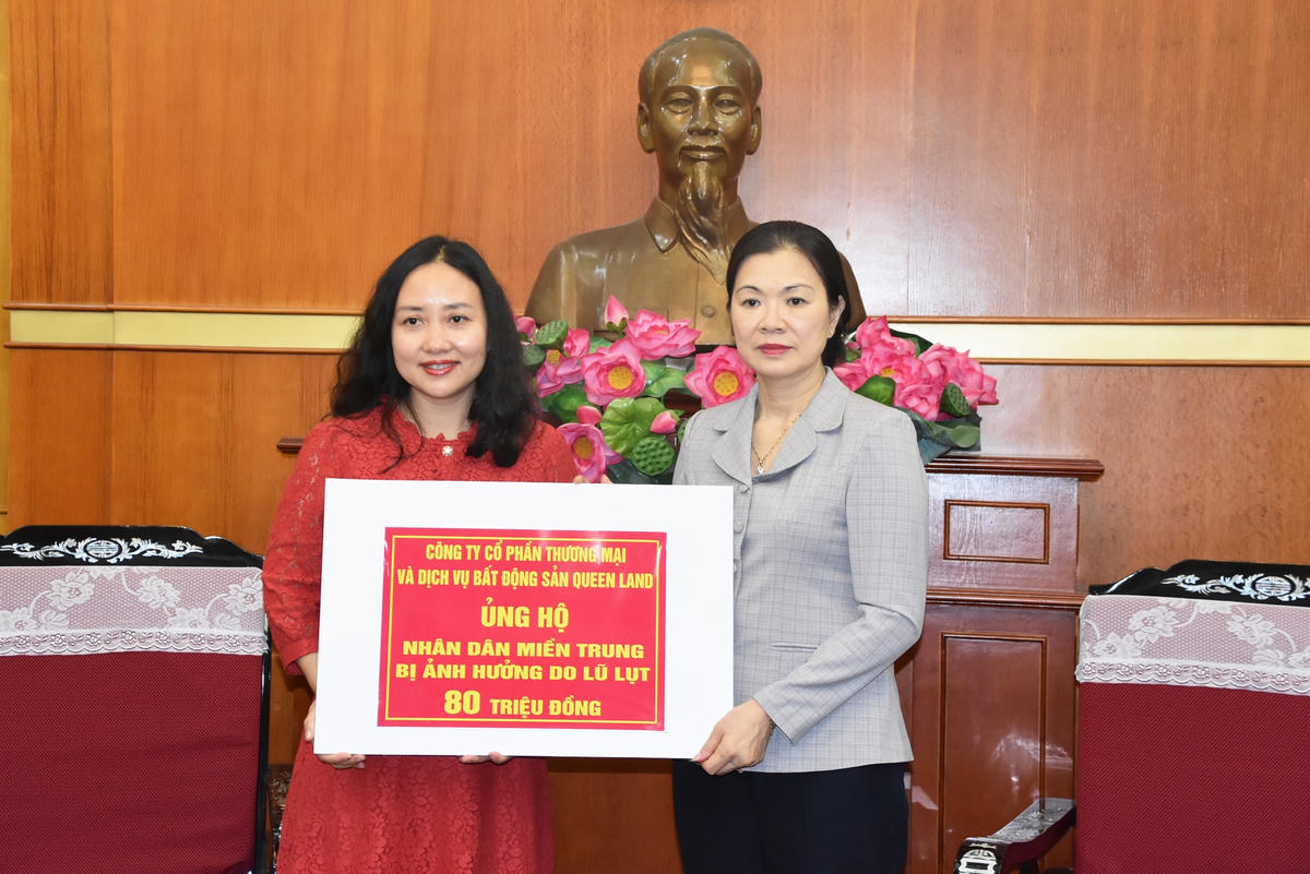 Phó Chủ tịch Trương Thị Ngọc Ánh tiếp nhận ủng hộ từ Công ty CP Thương mại và Dịch vụ Bất động sản Queen Land.