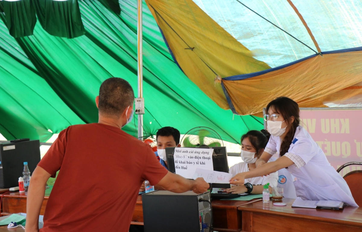 Căng mình bám chốt, ngăn dịch từ vòng ngoài