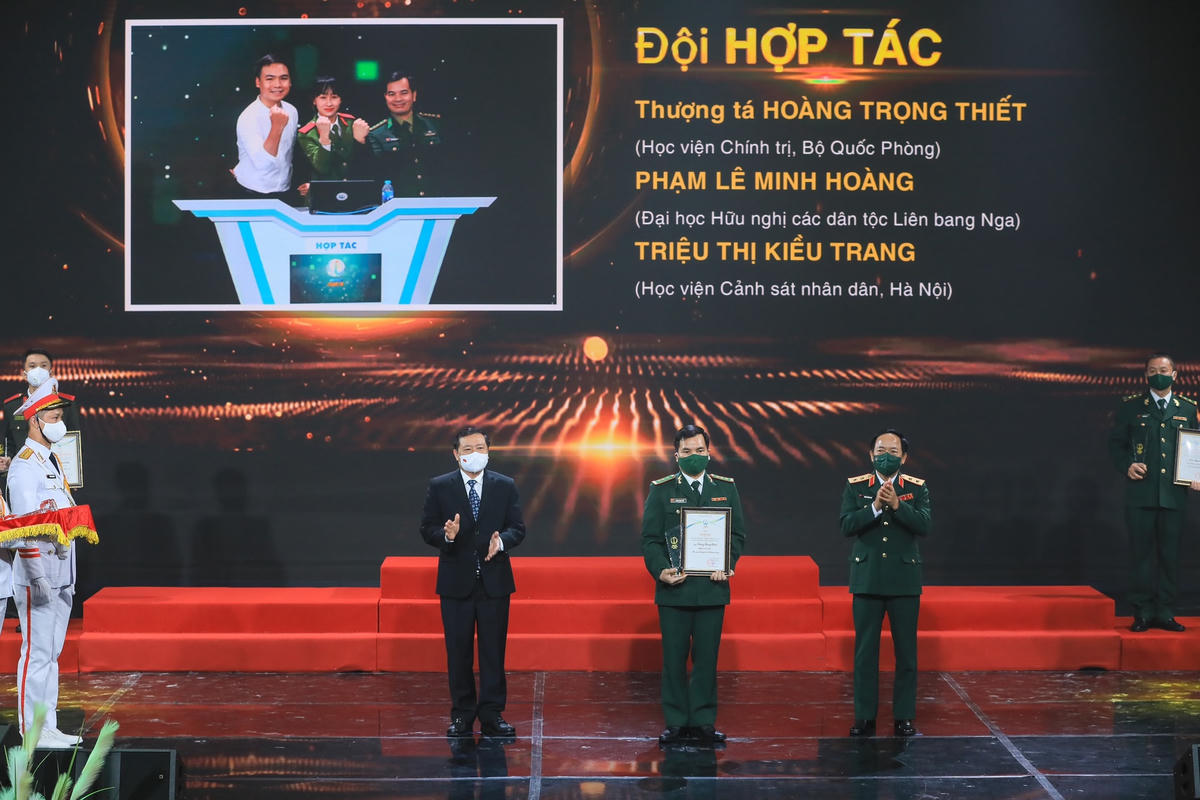 Trao giải Nhì cho các thí sinh đoạt giải.