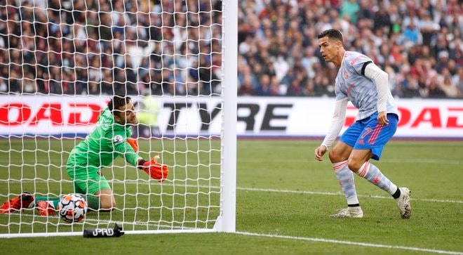 Ronaldo ghi bàn gỡ hòa cho Man United.
