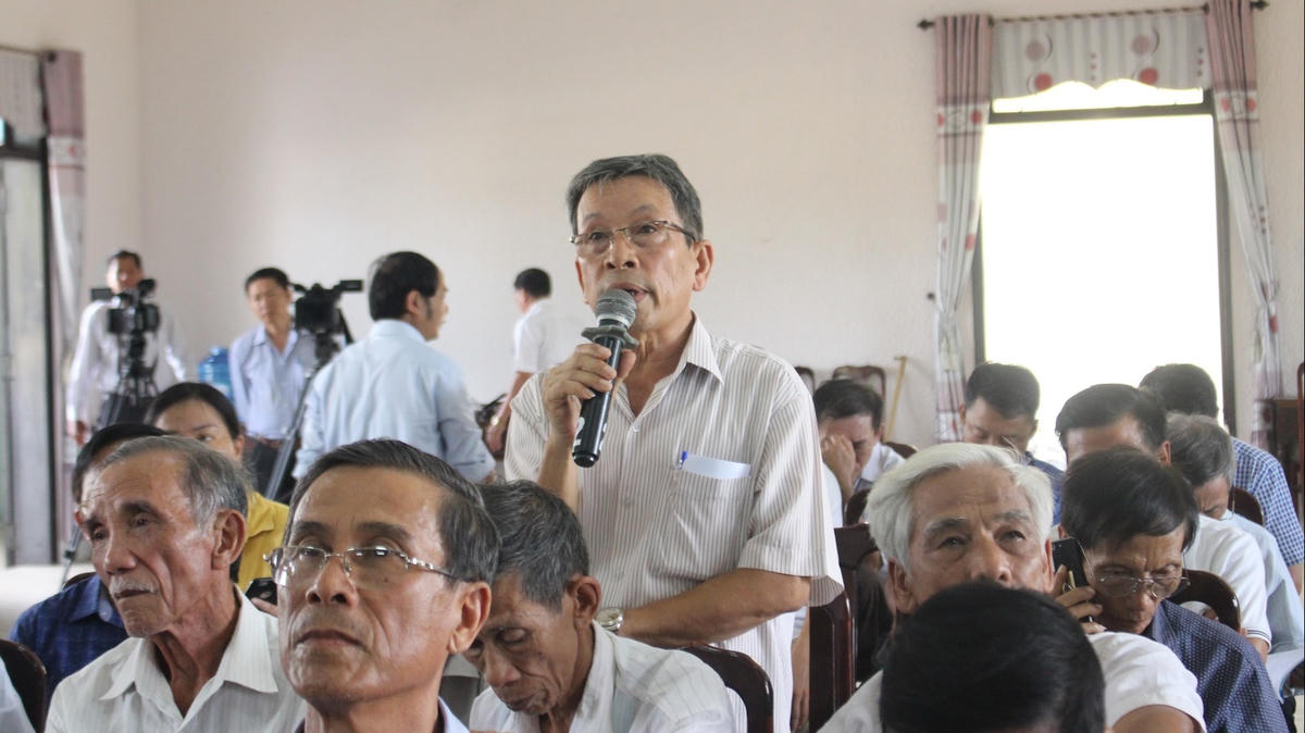 Cử tri thành phố Đông Hà nêu kiến nghị với Đoàn Đại biểu Quốc hội tỉnh Quảng Trị tại buổi tiếp xúc cử tri.  