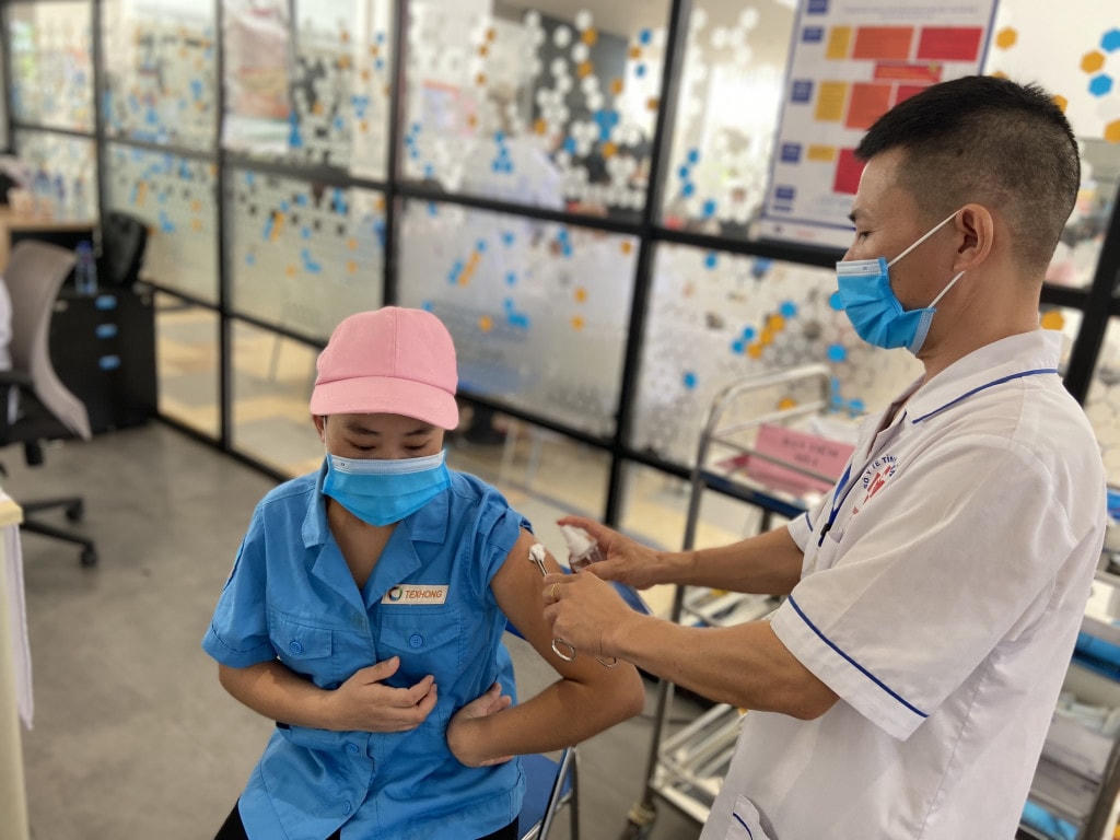 Công nhân thuộc Công ty TNHH Khoa học Kỹ thuật Texhong Ngân Hà (KCN Cảng biển Hải Hà) được tiêm vaccine phòng Covid-19 ngày 10/7/2021. Ảnh: BQN.