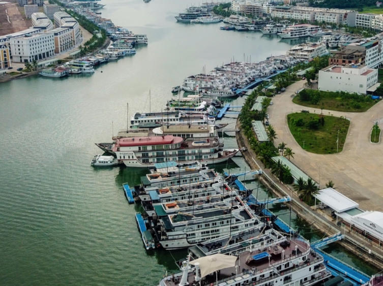 Du lịch đóng băng, du thuyền nằm chật bến