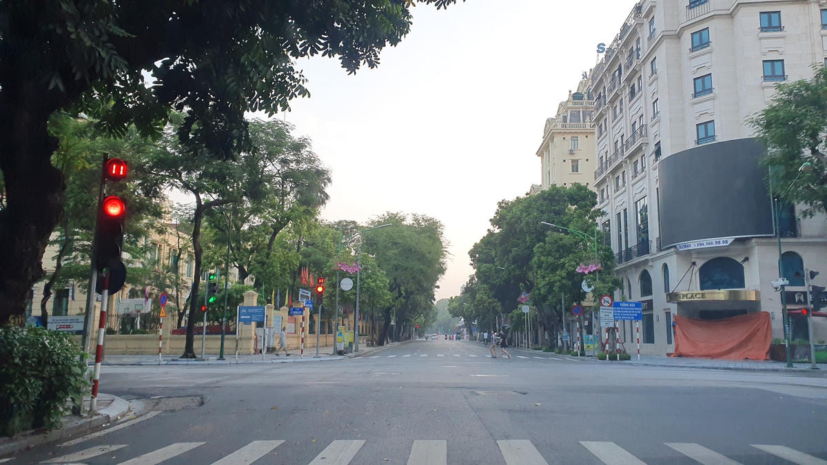 Trung tâm Hà Nội đẹp thanh bình trong ngày đầu giãn cách