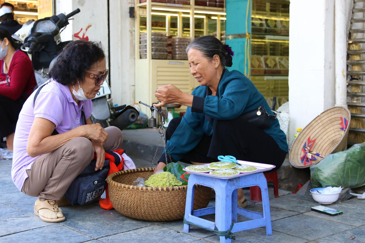 Người Hà Nội xem cốm như món ăn không thể thiếu mỗi độ thu về. (Ảnh chụp trước ngày 23/7).