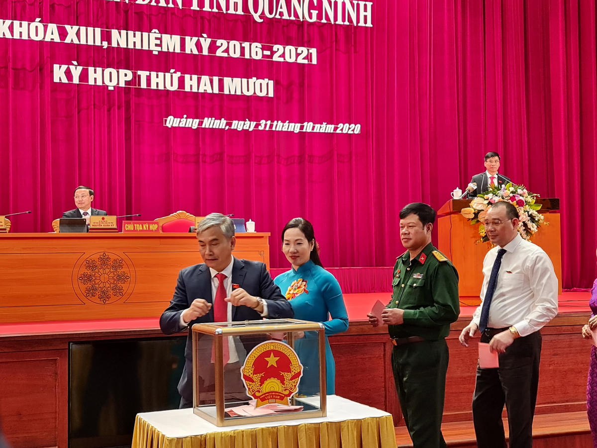Các đại biểu HĐND tỉnh Quảng Ninh bỏ phiếu bầu Chủ tịch UBND tỉnh nhiệm kỳ 2016-2021.