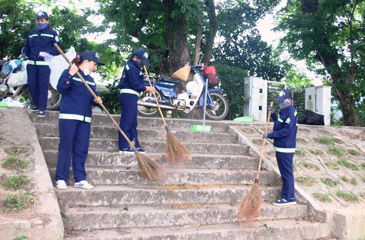 Sạch sẽ cho từng bậc thang lên xuống ở khu vực vườn sưa.