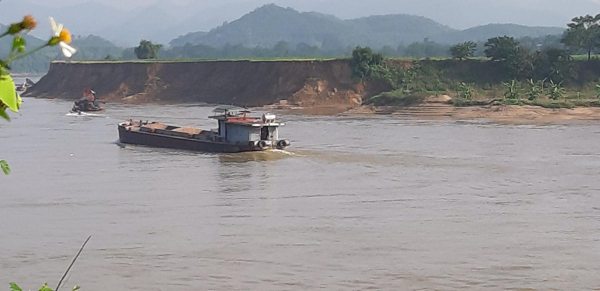 Bờ bãi hai bên dòng Lô bị sạt lở nghiêm trọng làm mất đất canh tác của dân.