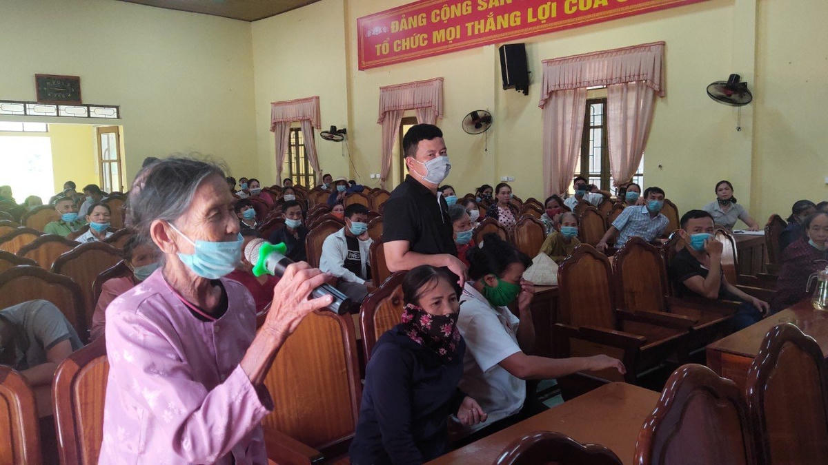 Đại đa số hộ dân được mời lên nhận lại tiền thu sai đã thông cảm, chia sẻ với những khó khăn của địa phương