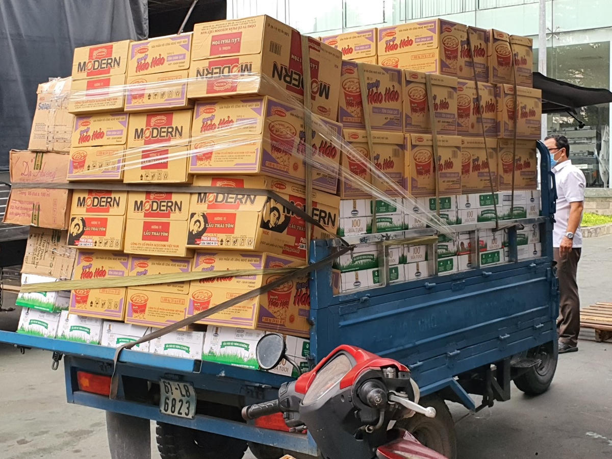 Hàng ngàn lốc sữa, mì ly,... hỗ trợ 777 công nhân bị cách ly tại Công ty Cổ phần Thiết bị nhà bếp Vina.