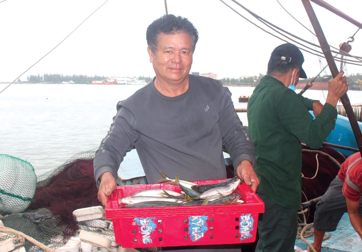 Ngư dân Bùi Văn Sanh khoe đánh bắt trúng mẻ cá nục.  